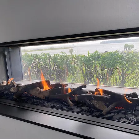 In Erster Reihe - Direkter Strandzugang - Eingezaeunter Garten - Dachterrasse - 2 Gartenterrassen - Terrassendach - Grill Mit Plancha - 5-sterne-meerblick - Bar - Kamin - Soundanlage - Pool Whirlpool - Kinderfreundlich - Hunde Willkommen