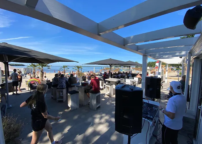 In Erster Reihe - Direkter Strandzugang - Eingezaeunter Garten - Dachterrasse - 2 Gartenterrassen - Terrassendach - Grill Mit Plancha - 5-sterne-meerblick - Bar - Kamin - Soundanlage - Pool Whirlpool - Kinderfreundlich - Hunde Willkommen